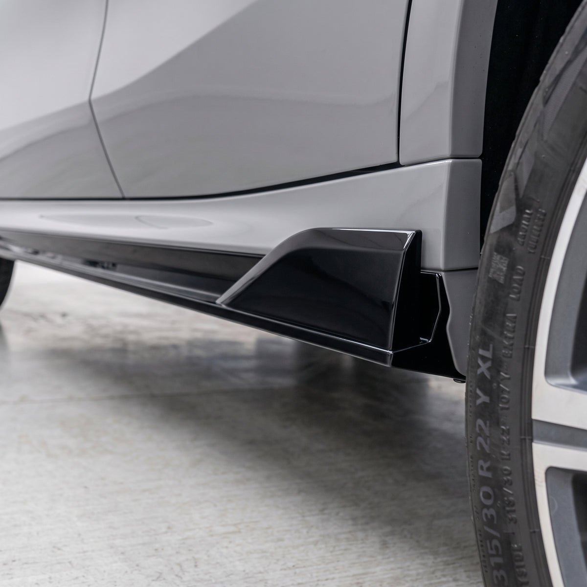 V1 kiiltävän musta koristesarja - yhteensopiva BMW X6:n (G06) kanssa