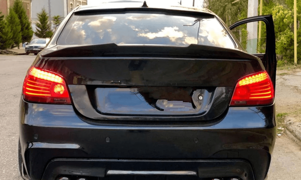 BMW 5シリーズ M5 E60 2004-2010用カーボンファイバーリアスポイラー