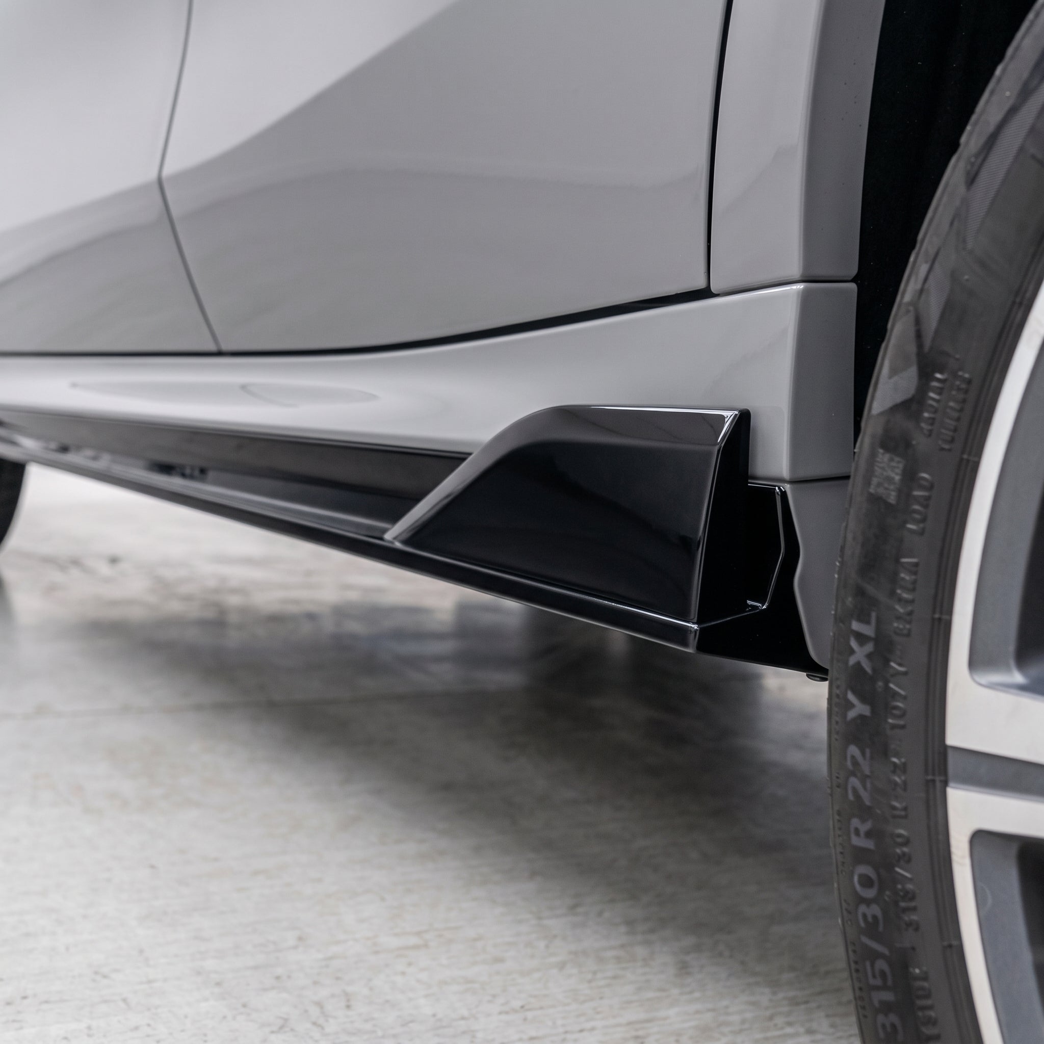 V1 kiiltävän musta koristesarja - yhteensopiva BMW X6:n (G06) kanssa